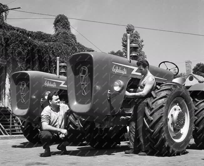 Járműipar - D-4-K típusú négykerék meghajátsú traktorok