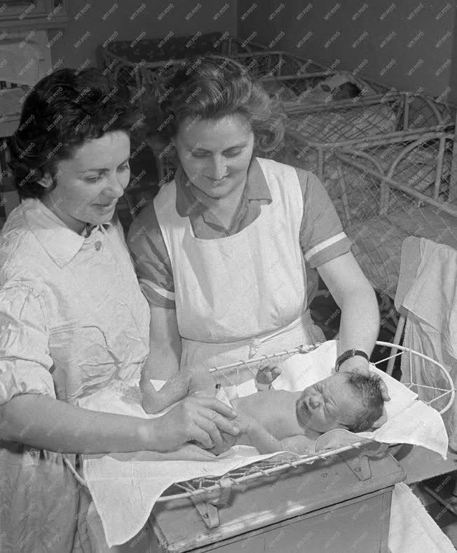 Életkép - 1961-es év első újszülöttje