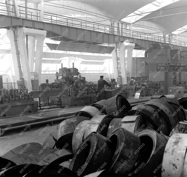 Ipar - Csövet gyártanak a Csepel Vas- és Fémművekben