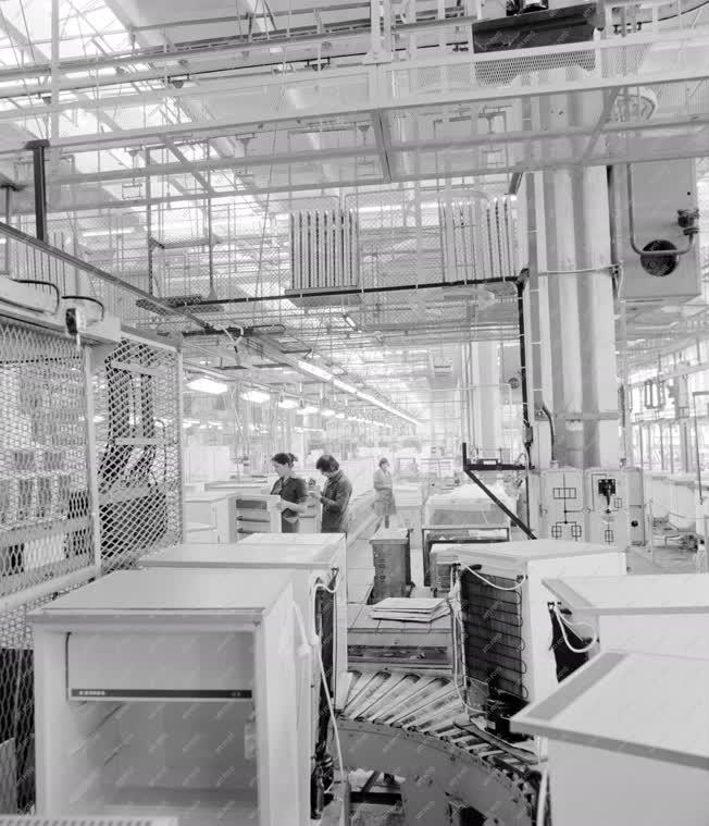 Ipar - Gépgyártás - Készül a Bosch háztartási hűtőszekrény