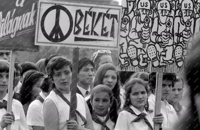 Tüntetés - Ifjúsági békedemonstráció