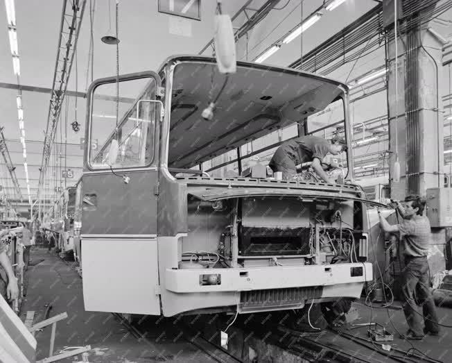Ipar - Ikarus autóbuszok gyártása