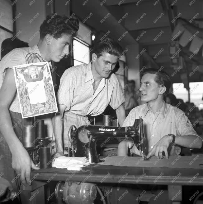 Ipar - Textilipar - Dolgozók egy ruházati üzemben