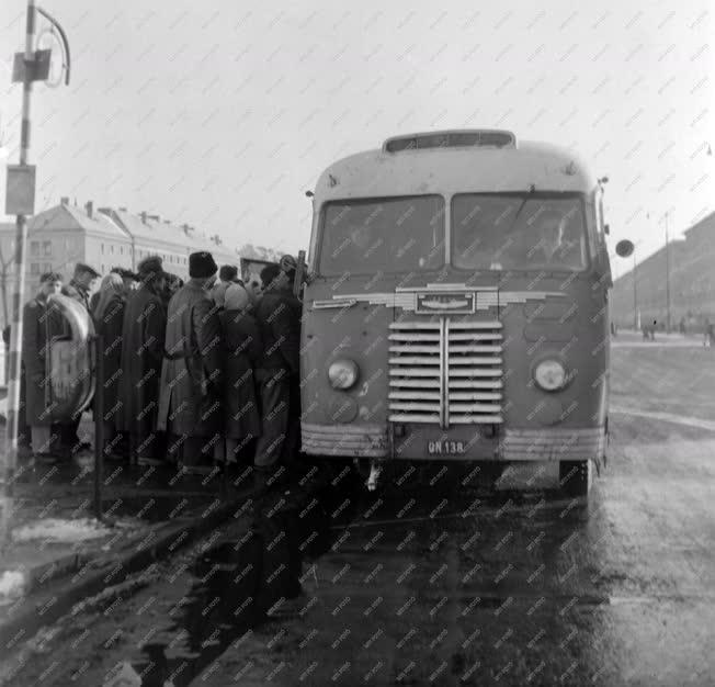 Közlekedés - Autóbusz Sztálinvárosban