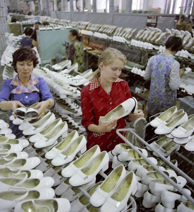 Ipar - Könnyűipar - A Minőségi Cipőgyár