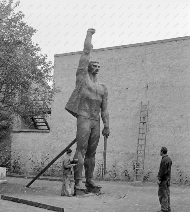Kultúra - Elkészült a Debrecenben felállításra kerülő Proletár szobor