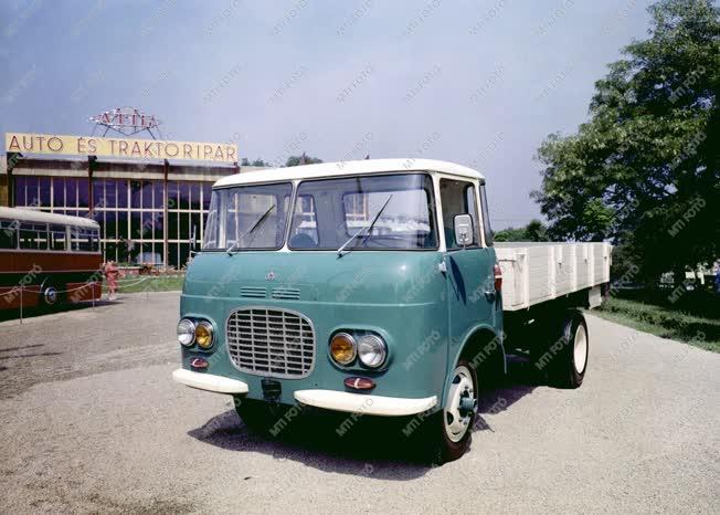 Járműipar - Platós kisteherautó a Budapesti Ipari Vásáron