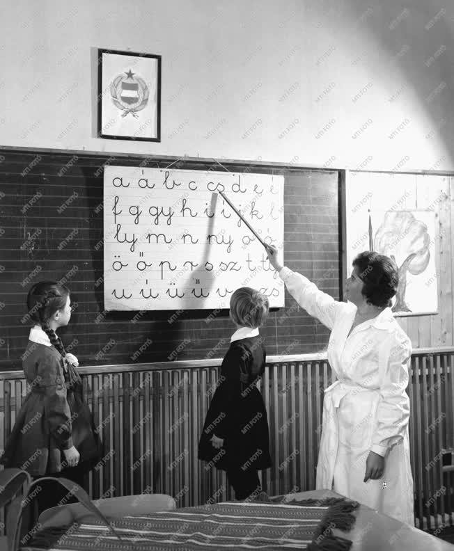 Oktatás - Sztálinvárosi iskola