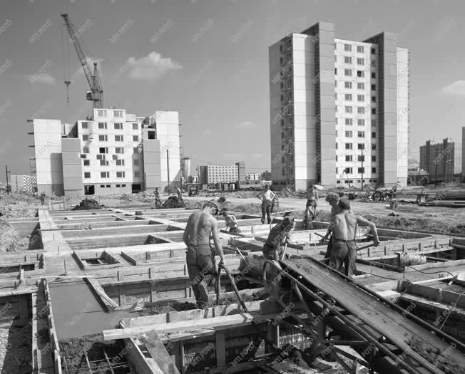 Építkezés - Lakótelep építése Leninvárosban