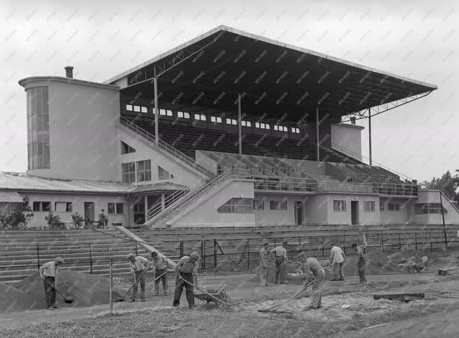 Építőipar - Átadás előtt az Építők újjáépített stadionja
