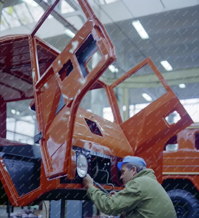 Ipar - Autógyártás -  A Laplander terepjárót szerelik a Csepel Autógyárban