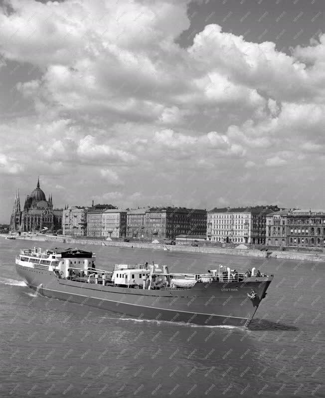 Városkép - Közlekedés - Szputnyik tengerjáró a Dunán 