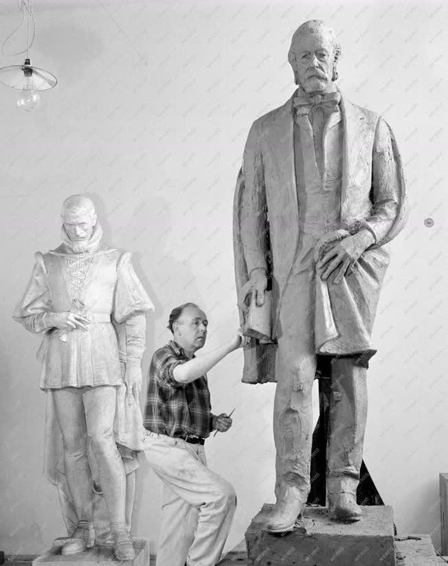 Szobrászat - Smetana szobor készítése