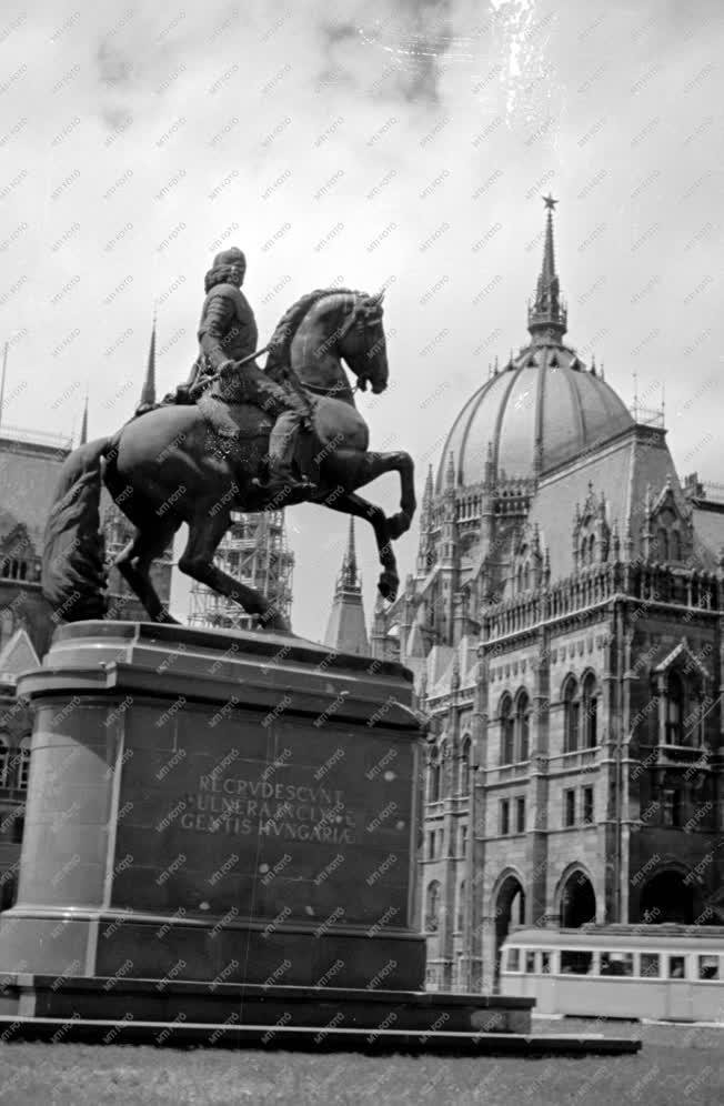 Városkép - II. Rákóczi Ferenc lovas szobra a Parlamentnél