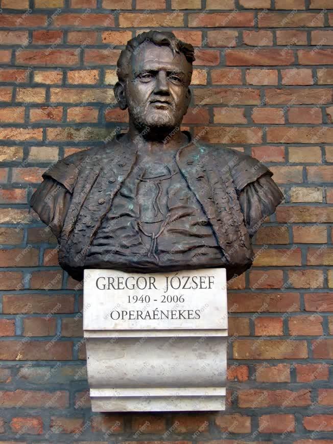 Köztéri szobor - Szeged - Gregor József operaénekes mellszobra a Panteonban