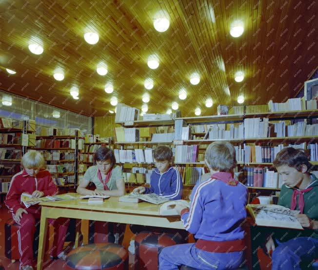 Életkép - Szervezet - A zánkai úttörőváros könyvtárában