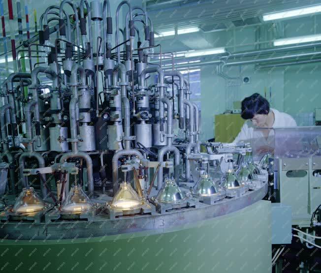 Ipar - Új lámpa gyártása az Egyesült Izzó üzemében