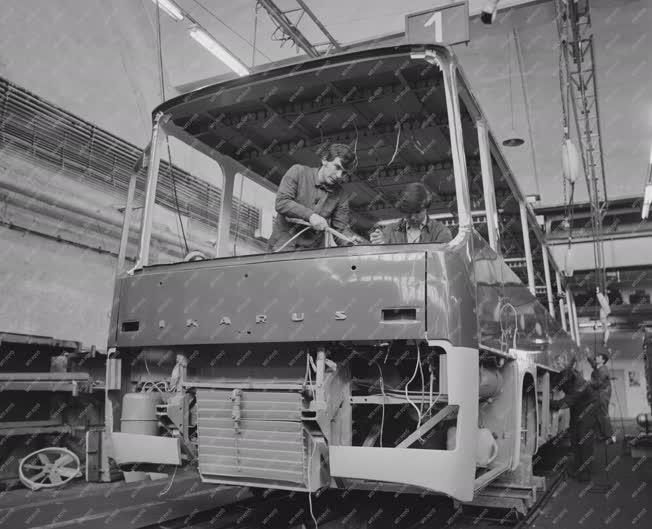 Ipar - Ikarus buszok gyártása