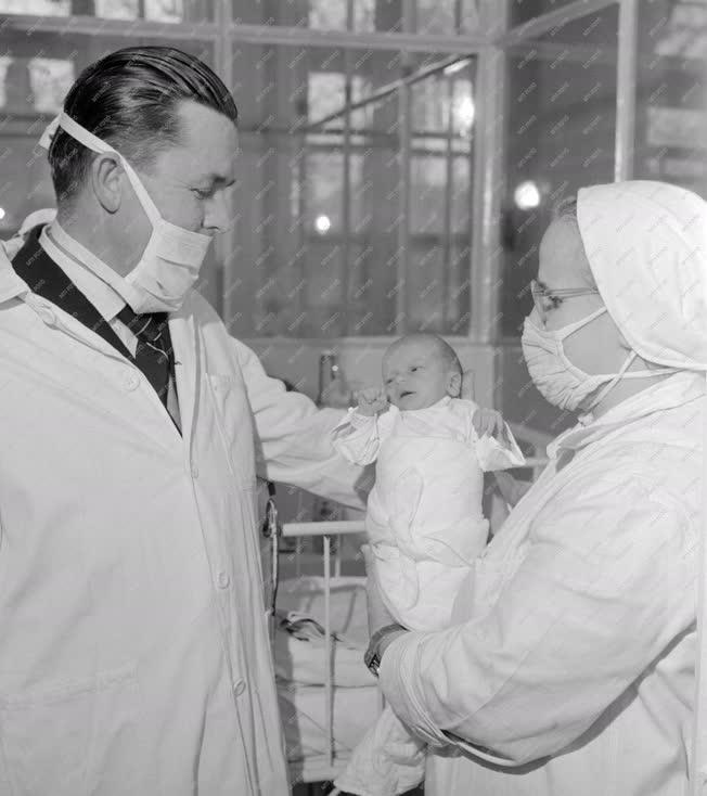 Egészségügy - Az 1964-es év első újszölöttje