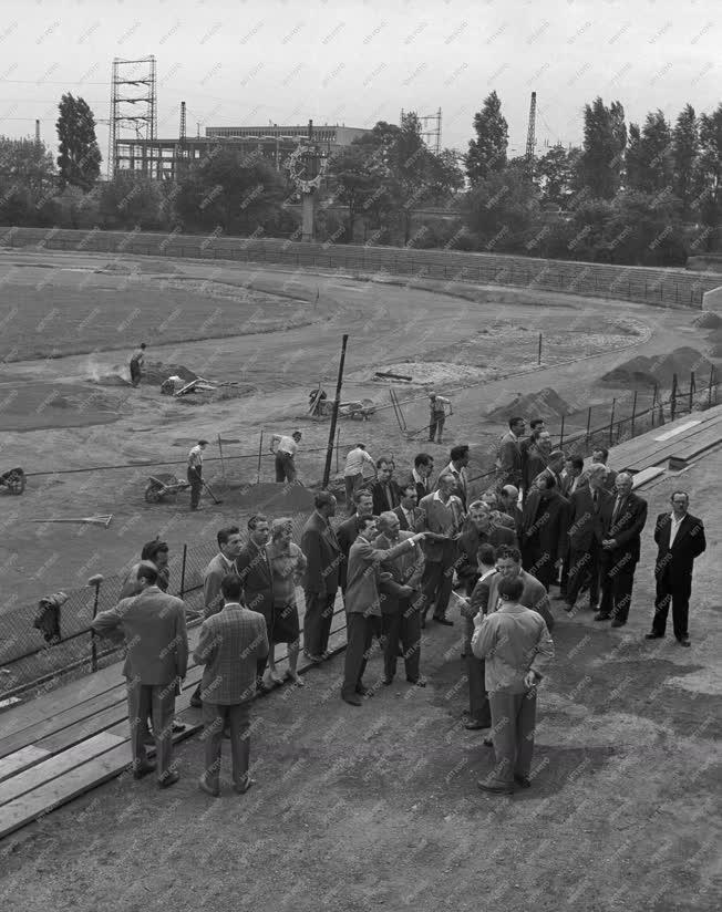 Építőipar - Átadás előtt az Építők újjáépített stadionja