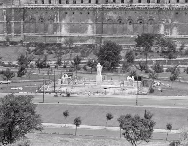 Kultúra - Városkép - Épül a Dózsa György-emlékmű Budapesten