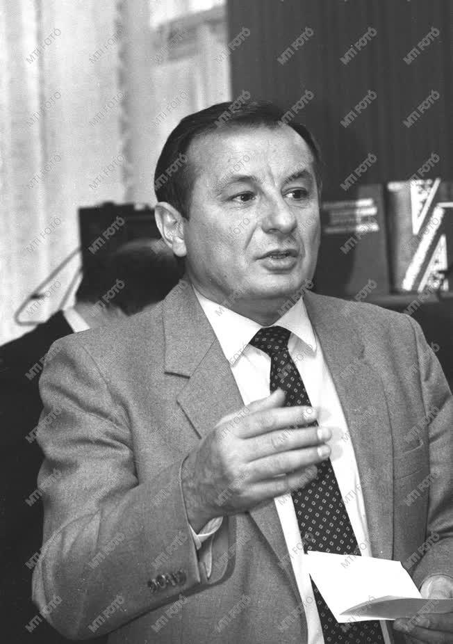 Jovánovics Miklós József Attila-díjas kritikus