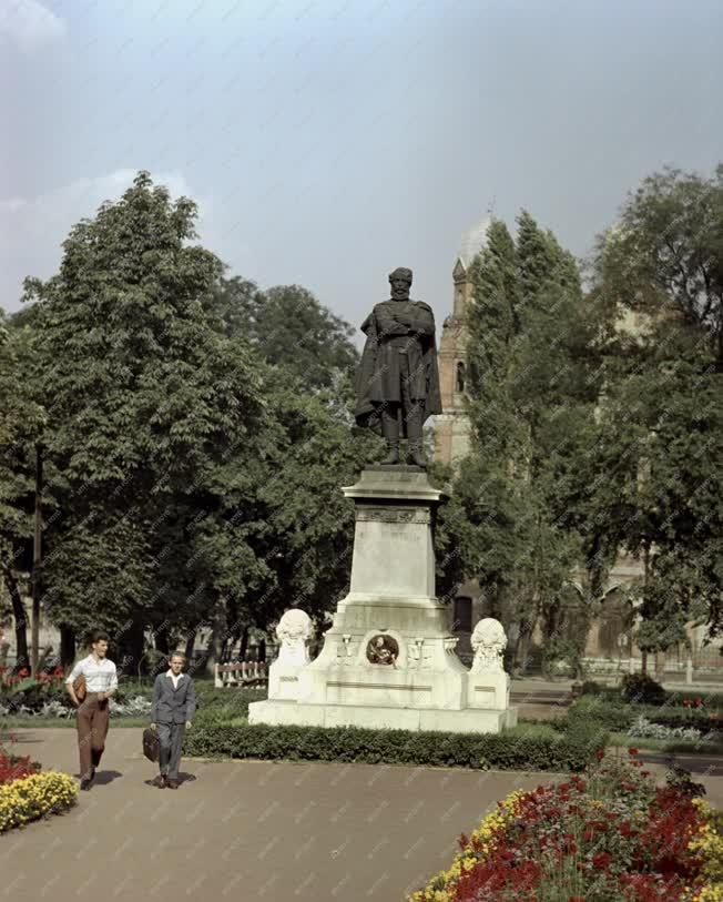 Városkép - Kultúra- Szemere Bertalan szobor Miskolcon