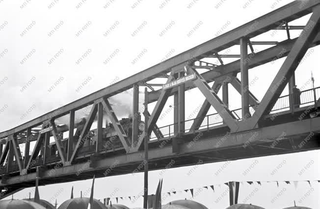 Közlekedés - A bajai híd felavatása 