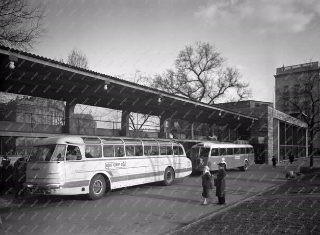 Közlekedés - Autóbusz-pályaudvar az Engels téren