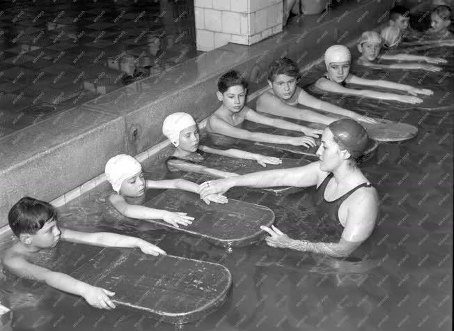 Sport - Úszás oktatás az Olimpiai Bajnokok Sportiskolájában