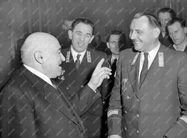 Belpolitika - Országgyűlés - Cenzúrázott kép 1955-ből