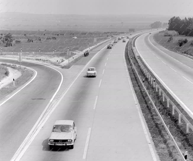 Életkép - Közlekedés - Autóforgalom az M7-es autópályán