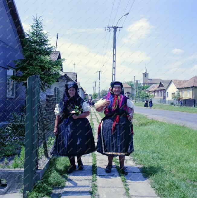 Kultúra - Asszonyok palóc viseletben a kazári utcán