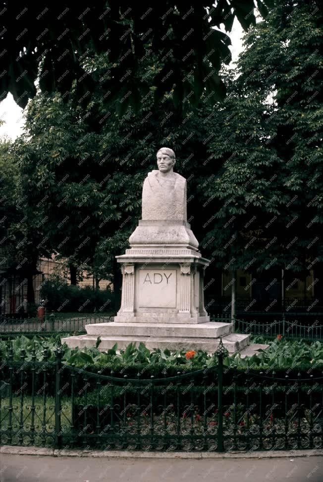 Szobrászat - Ady-szobor Nagyváradon