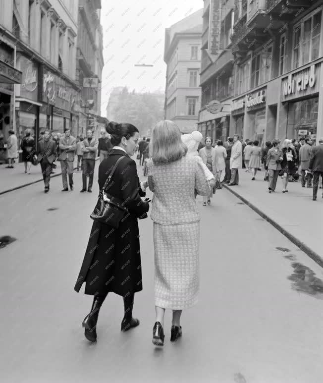 Városkép-életkép - Járókelők a Váci utcában