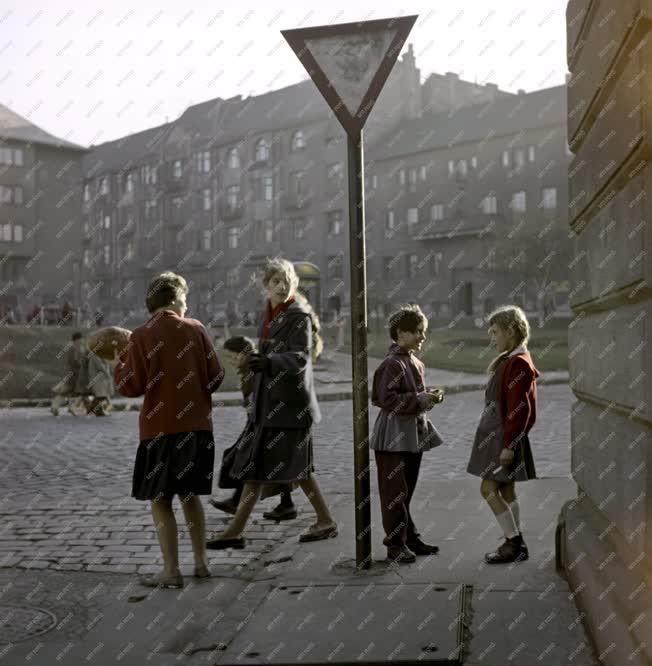 Életkép - Beszélgető gyerekek az utcán