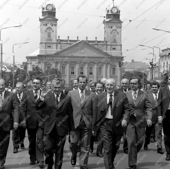 Kádár János és Nicoale Ceausescu Debrecen főútcáján.