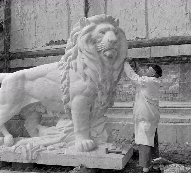 Kultúra - Elkészültek a Várkert Bazár oroszlán szobrai