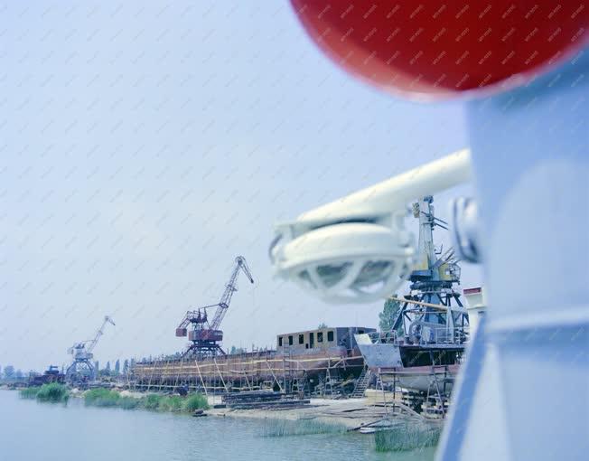 Ipar - Hajógyártás - Önjáró uszály készül Balatonfüreden