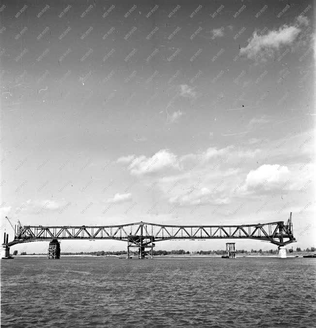Ipar - Építkezés - Az épülő bajai híd