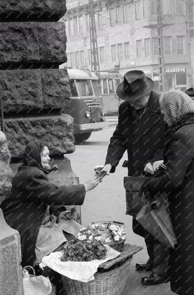 Életkép - Hóvirágot és ibolyát árulnak az utcán