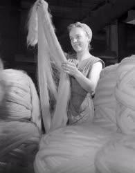 Ipar - Textilipar - Műszálvizsgálat a Kistarcsai Fésűsfonógyárban
