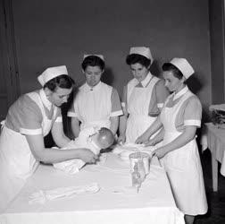 Egészségügy - Babaápolást tanulják a ápolónők