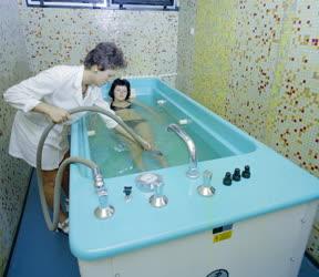 Egészségügy - Víz alatti masszázs a zalakarosi gyógyfürdőben