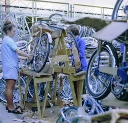 Ipar - Készülnek a kerékpárok a Csepel Művekben