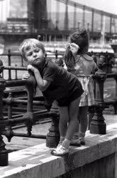 Városkép-életkép - Kisgyerekek a Vigadó tér korlátjánál