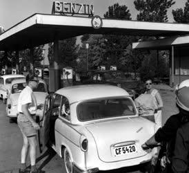 Városkép-életkép - Benzinkút a 70-es balatoni úton