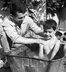 Társadalom - 1956-os események után örökbe fogadott fiú   