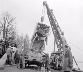 Baleset-katasztrófa - Dunába esett egy Trabant 