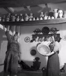 Folklór - Népművészet - Félkész fazekasedények szárítása